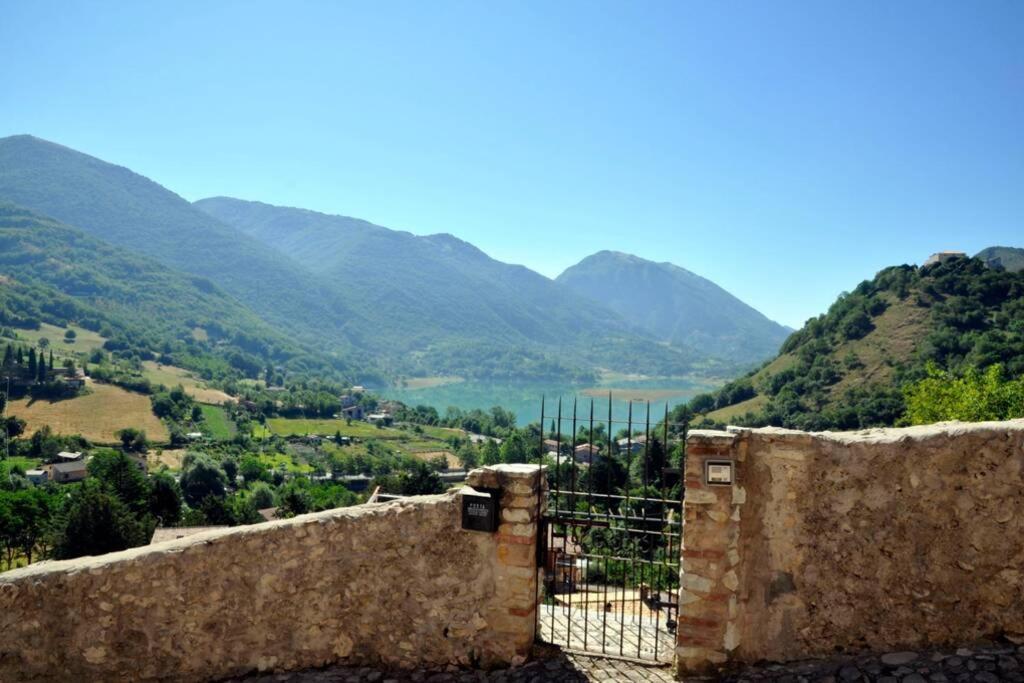 Stanza Con Terrazzo Vista Lago - Lakeholiday Castel di Tora Dış mekan fotoğraf
