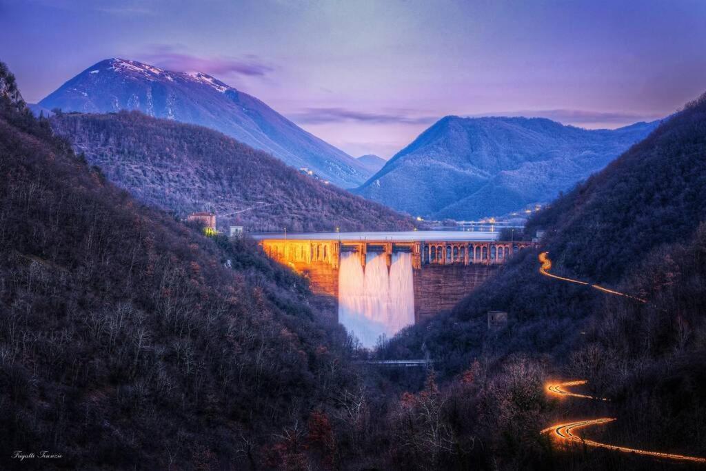 Stanza Con Terrazzo Vista Lago - Lakeholiday Castel di Tora Dış mekan fotoğraf