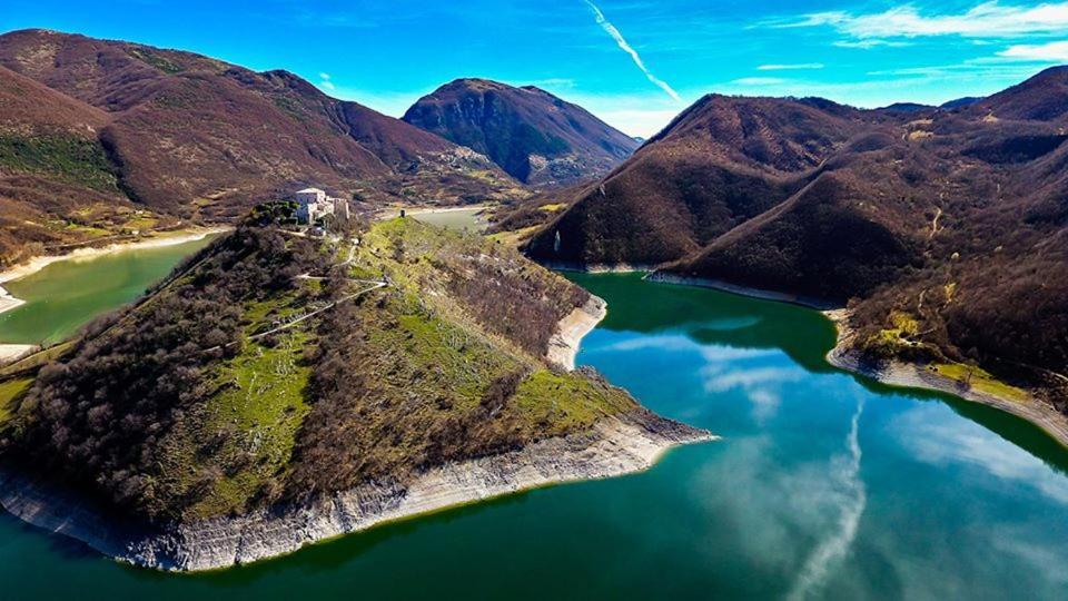Stanza Con Terrazzo Vista Lago - Lakeholiday Castel di Tora Dış mekan fotoğraf