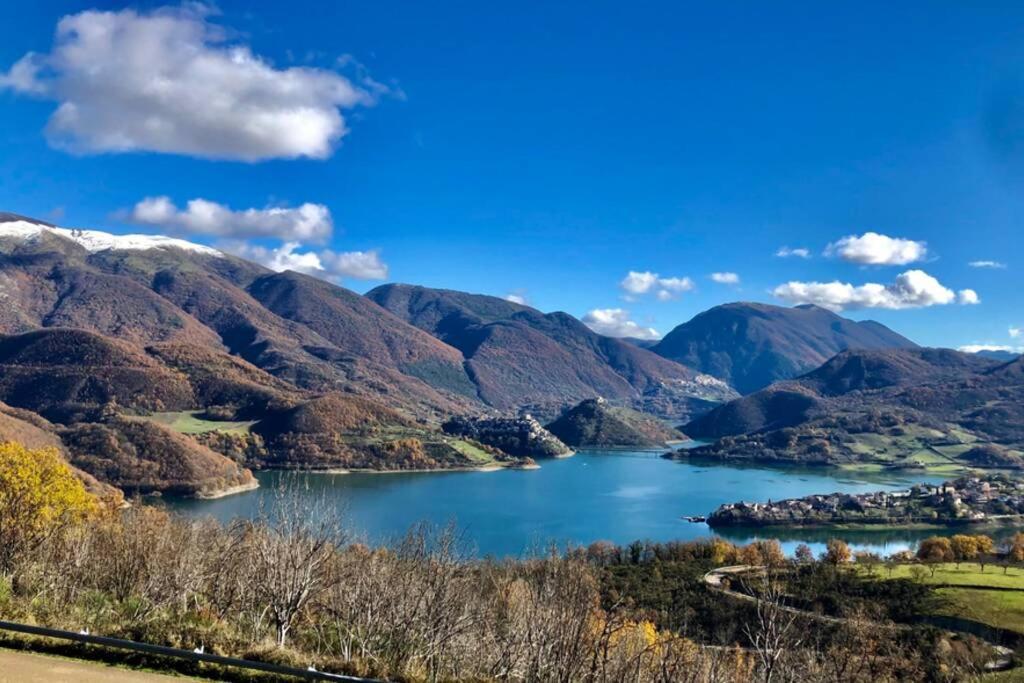 Stanza Con Terrazzo Vista Lago - Lakeholiday Castel di Tora Dış mekan fotoğraf