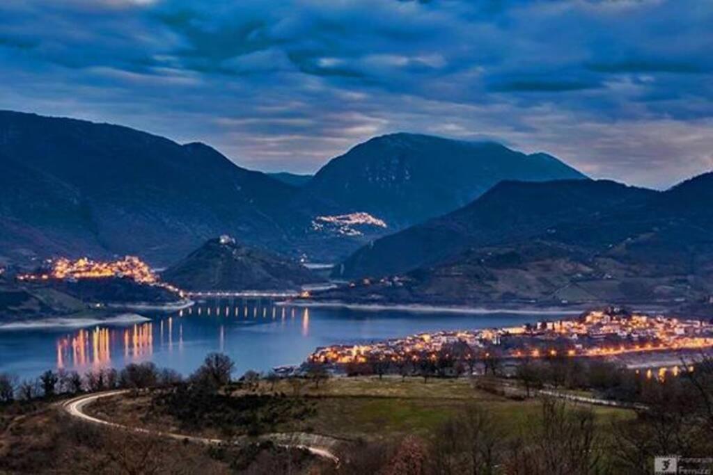 Stanza Con Terrazzo Vista Lago - Lakeholiday Castel di Tora Dış mekan fotoğraf