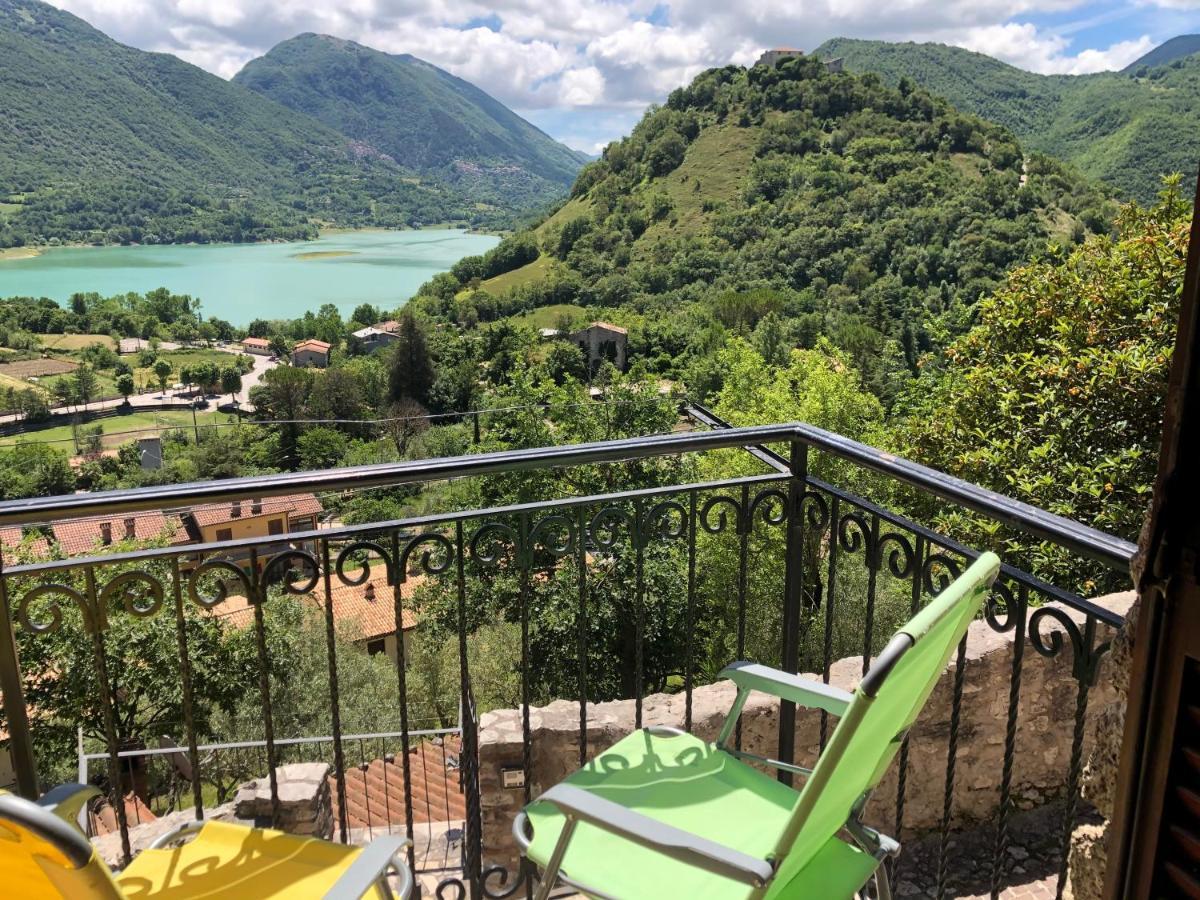 Stanza Con Terrazzo Vista Lago - Lakeholiday Castel di Tora Dış mekan fotoğraf