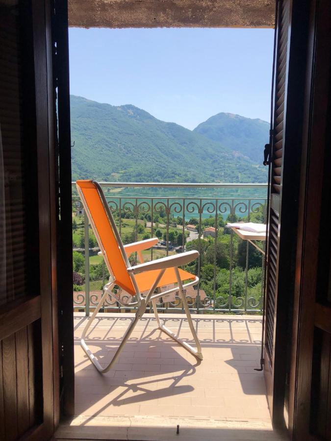 Stanza Con Terrazzo Vista Lago - Lakeholiday Castel di Tora Dış mekan fotoğraf