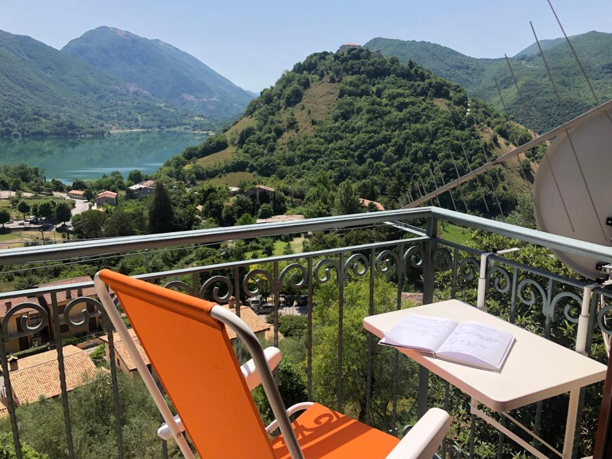 Stanza Con Terrazzo Vista Lago - Lakeholiday Castel di Tora Dış mekan fotoğraf