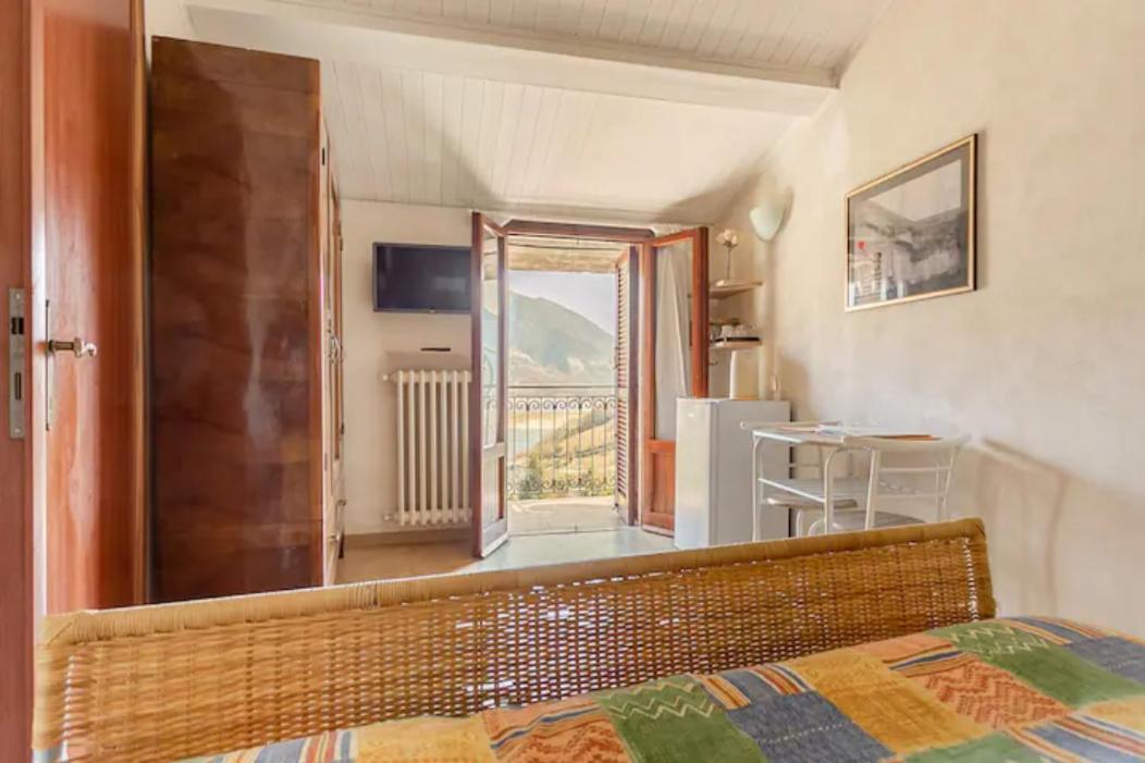 Stanza Con Terrazzo Vista Lago - Lakeholiday Castel di Tora Dış mekan fotoğraf